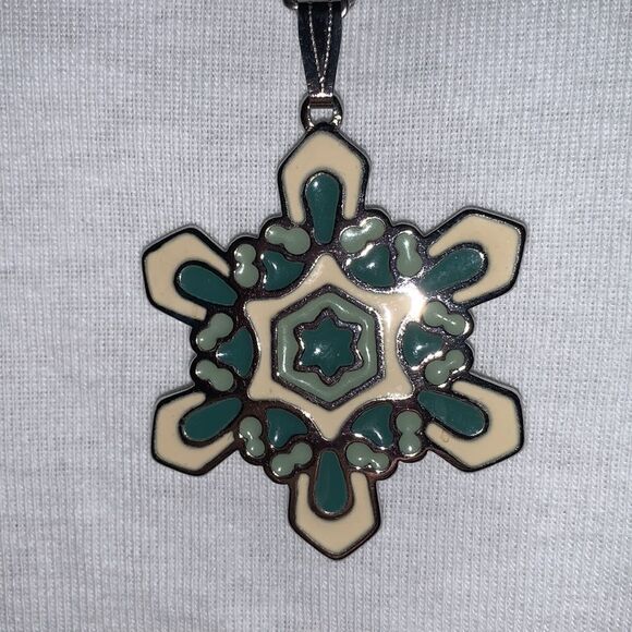 Wallace Silversmiths enamel painted snowflake necklace - Picture 2 of 6